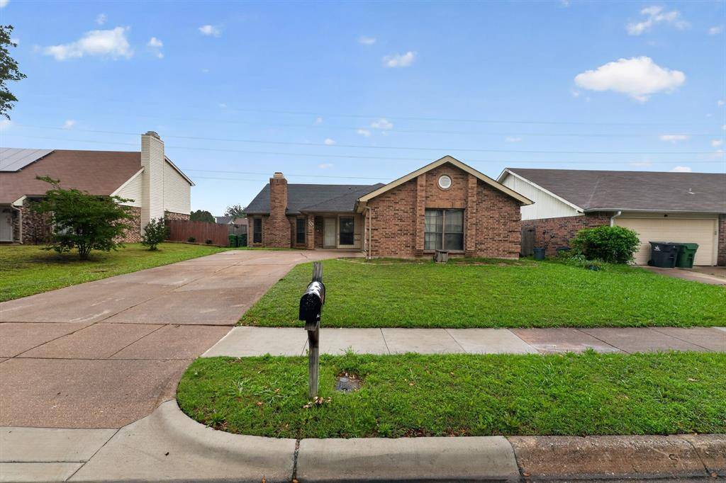 5209 Nocona Lane, Arlington, TX 76018