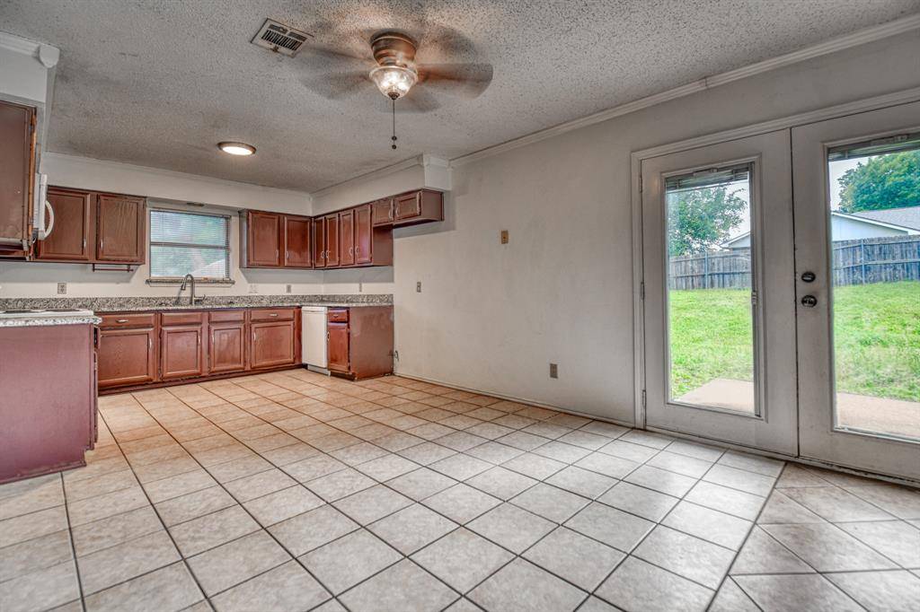 6208 Big Springs Drive, Arlington, TX 76001