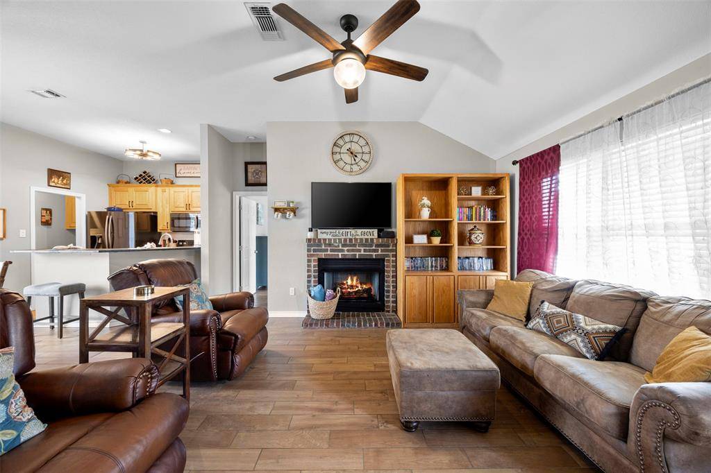 3928 Country Meadows Circle, Granbury, TX 76049