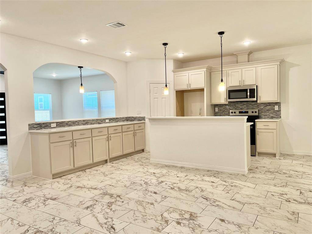 2811 Silkwood Street, Dallas, TX 75215