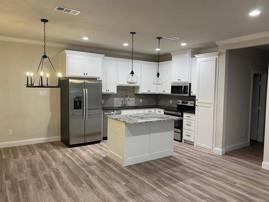 403 6TH Street #B, Midlothian, TX 76065