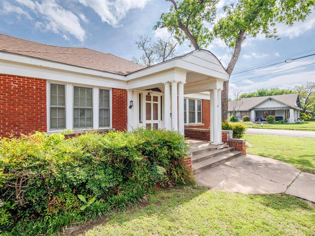 615 W Liveoak Street, Coleman, TX 76834