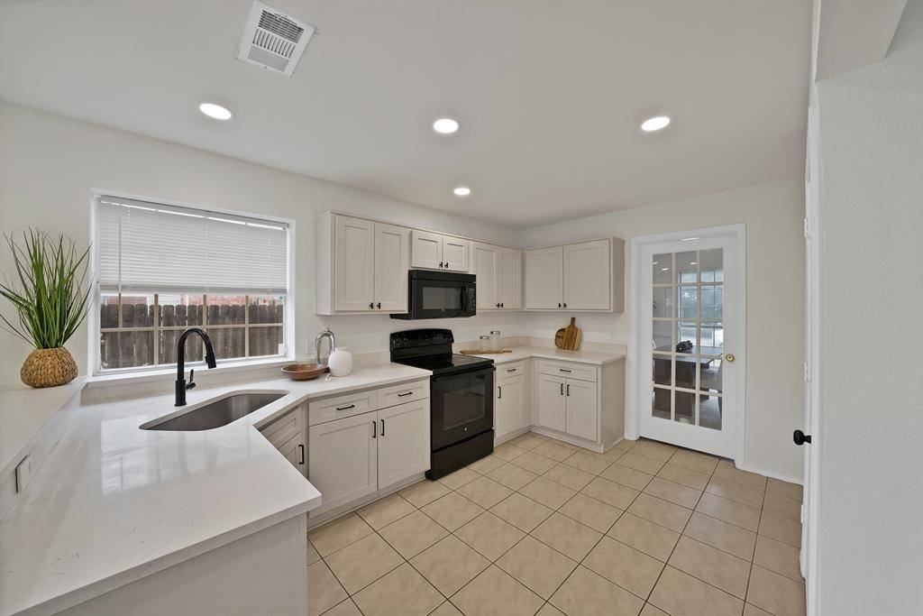7548 Meadow Creek Drive, Fort Worth, TX 76123