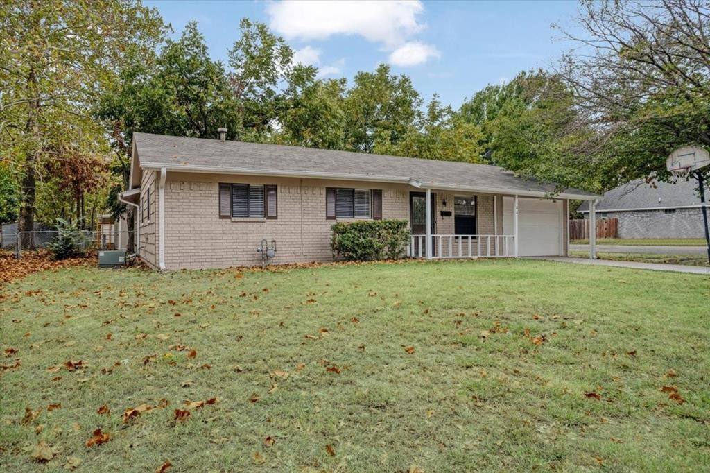 100 E Cunningham Street, Bonham, TX 75418