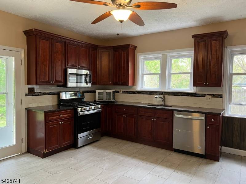 11 Griggs Pl, Manville Boro, NJ 08835