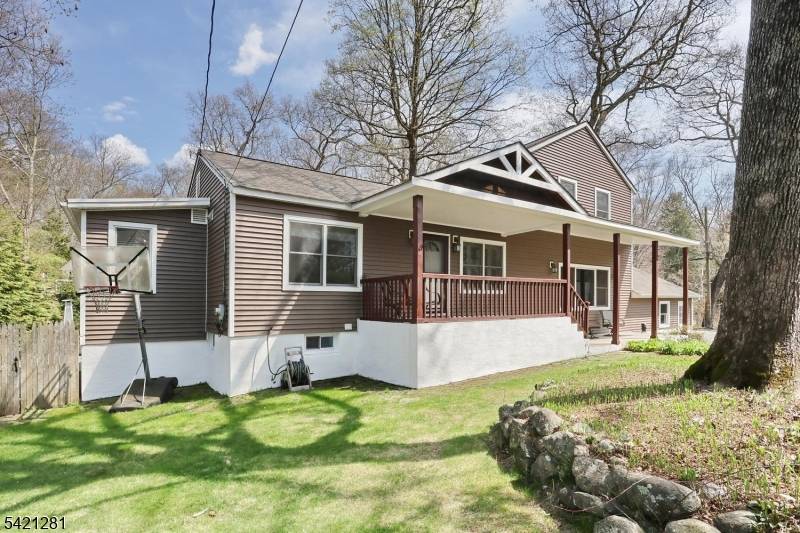 10 Hillside Rd, Ringwood Boro, NJ 07456