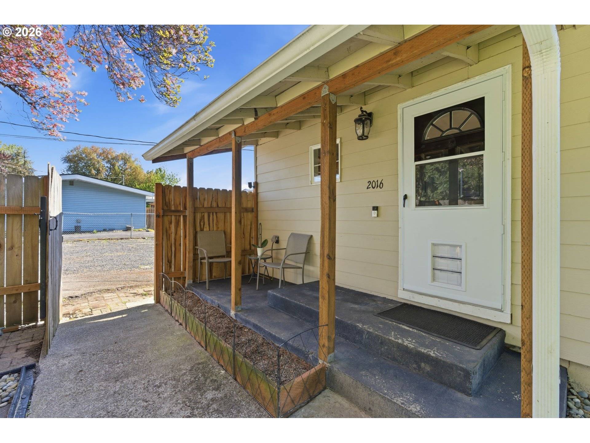 2016 42ND AVE, Longview, WA 98632