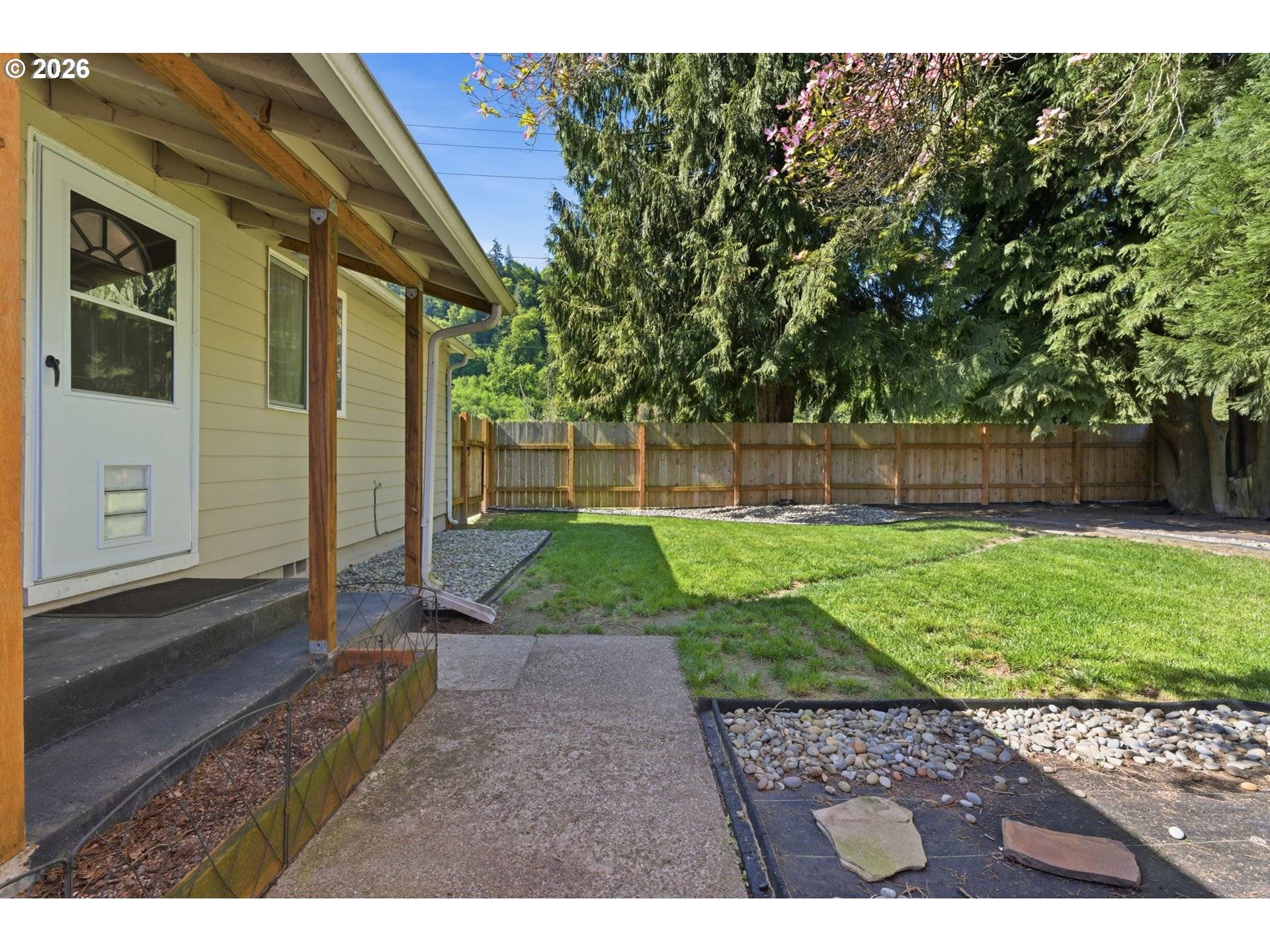 2016 42ND AVE, Longview, WA 98632