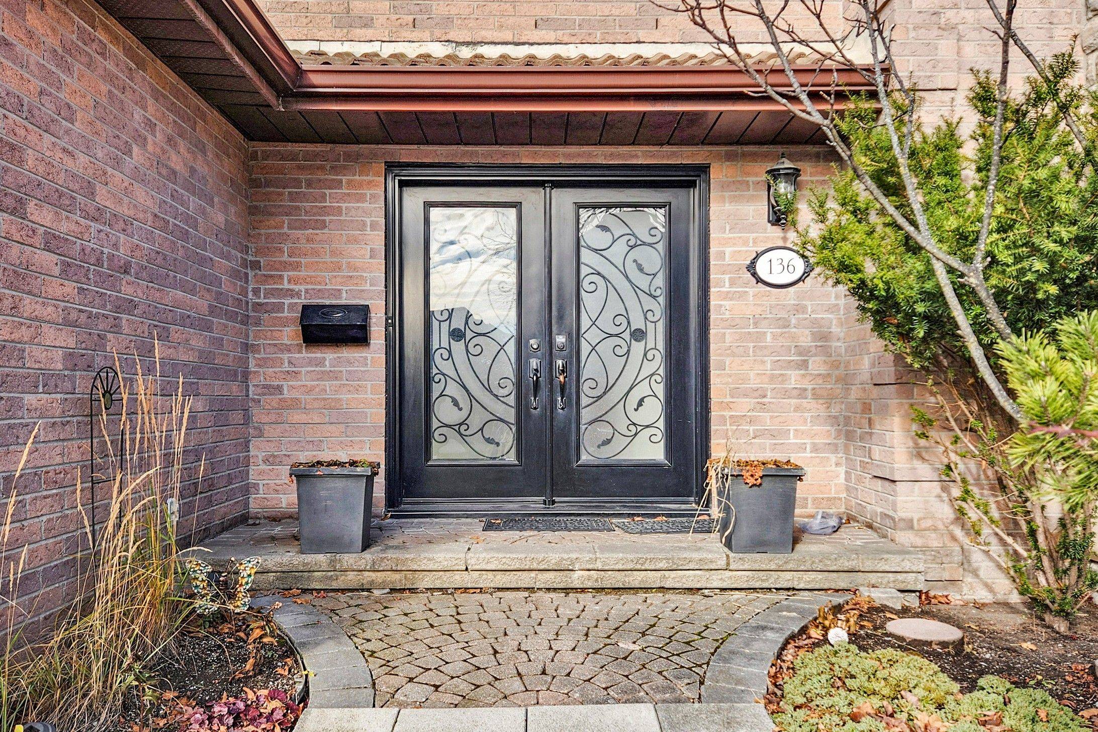 136 Cranberry LN, Aurora, ON L4G 5Z3