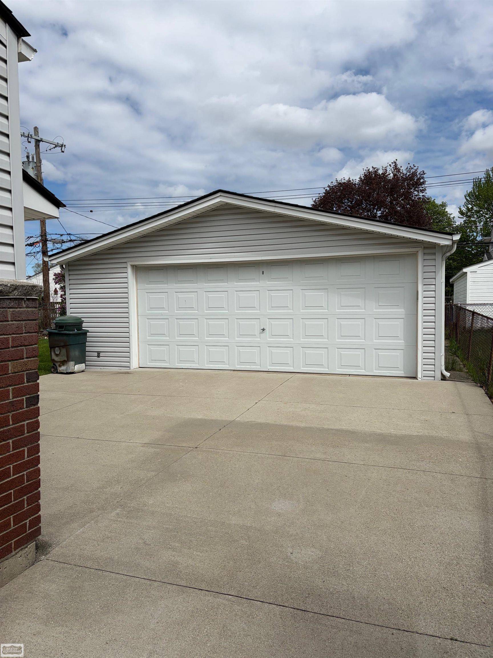 833 Bernie LN, Madisonheightscity_oakland, MI 48071