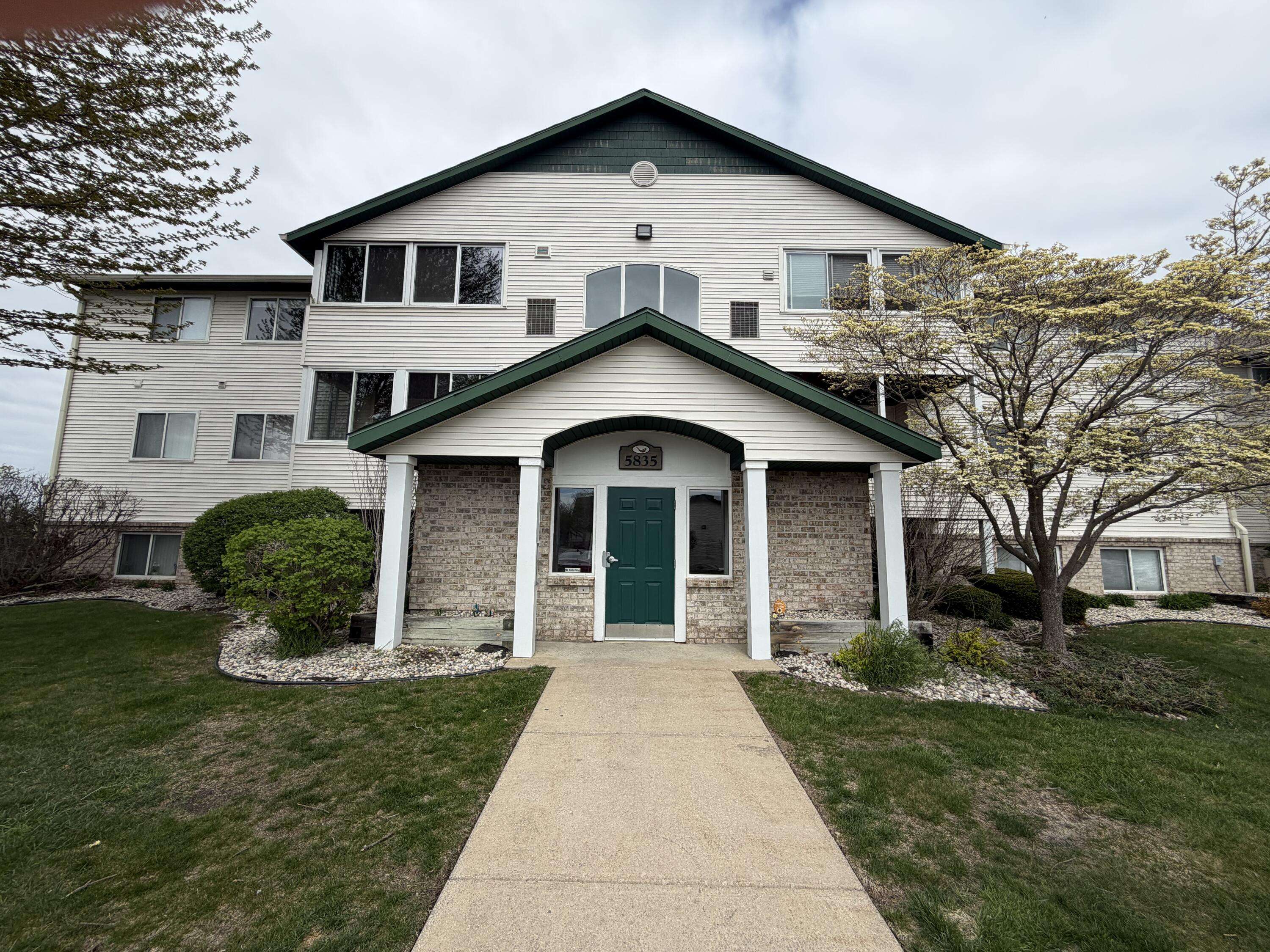5835 Crosswinds DR #14, Nortonshorescity_muskegon, MI 49444