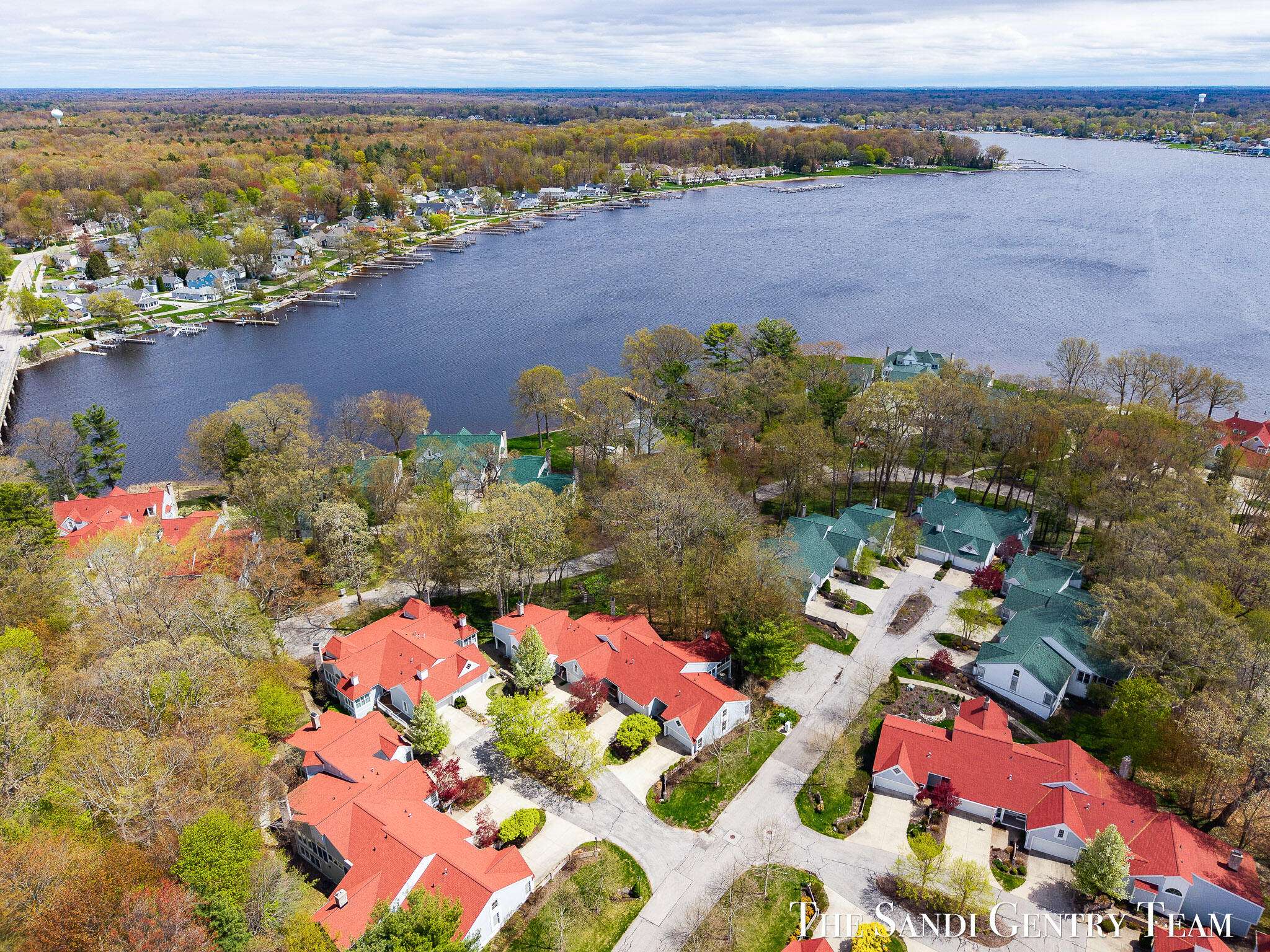 16917 Landing LN, Ferrysburg City, MI 49456