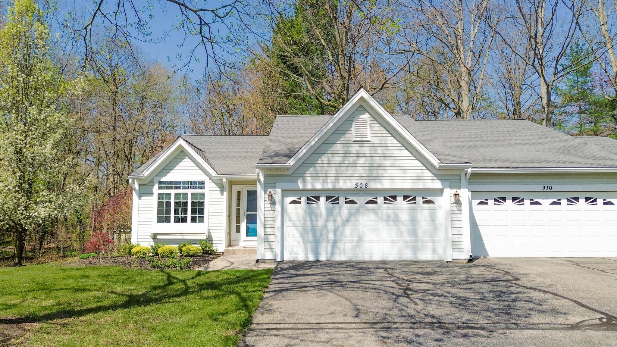 308 Winter Oaks DR W, Hollandchartertownship_ottawa, MI 49424