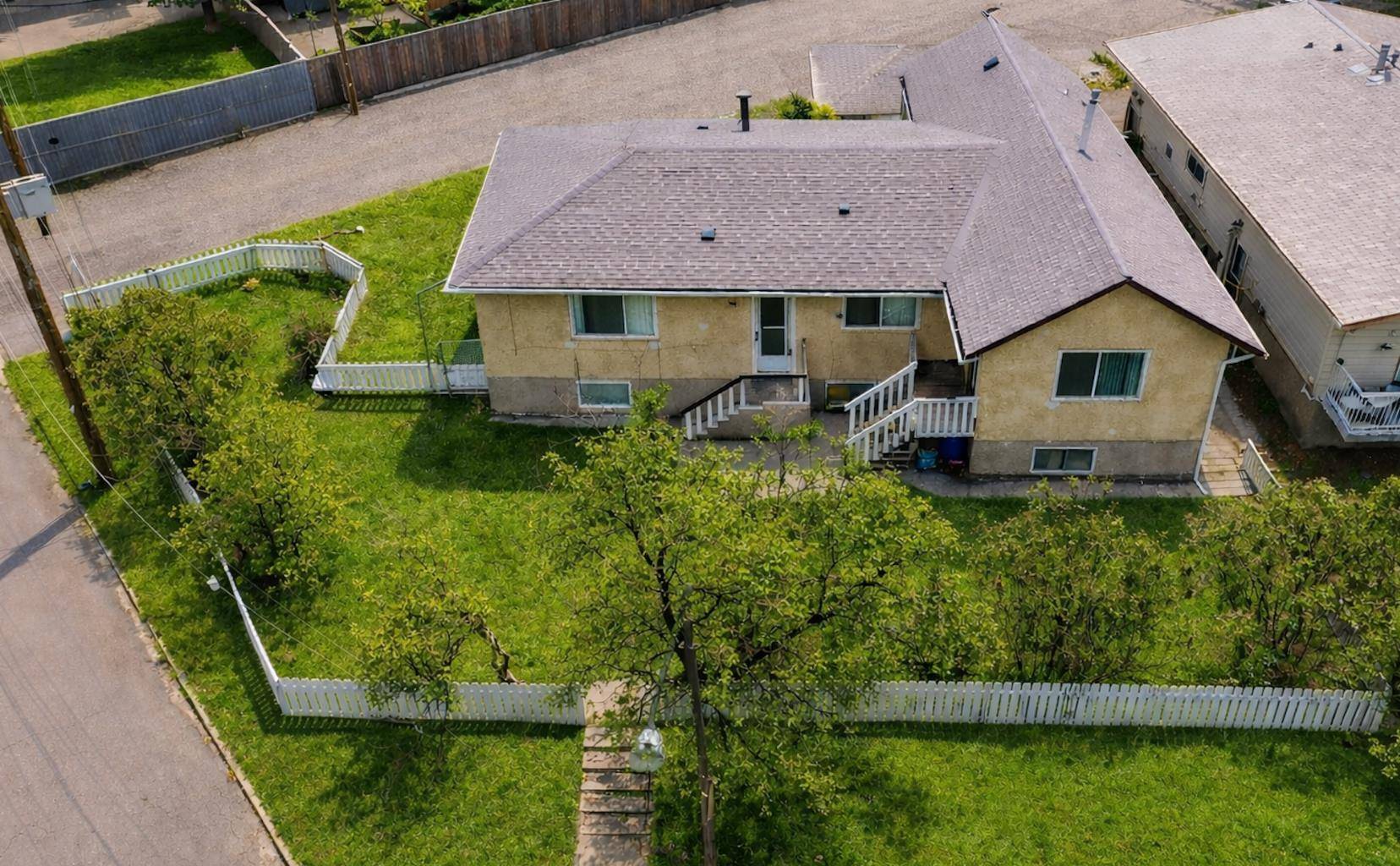 7012 Bowness RD NW, Calgary, AB T3B 0G4