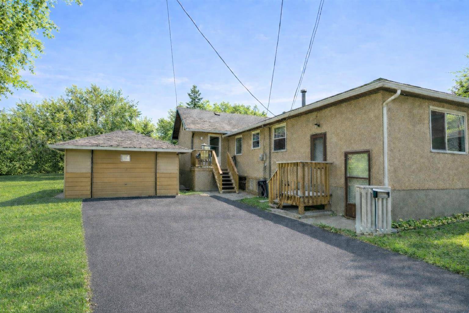 7012 Bowness RD NW, Calgary, AB T3B 0G4