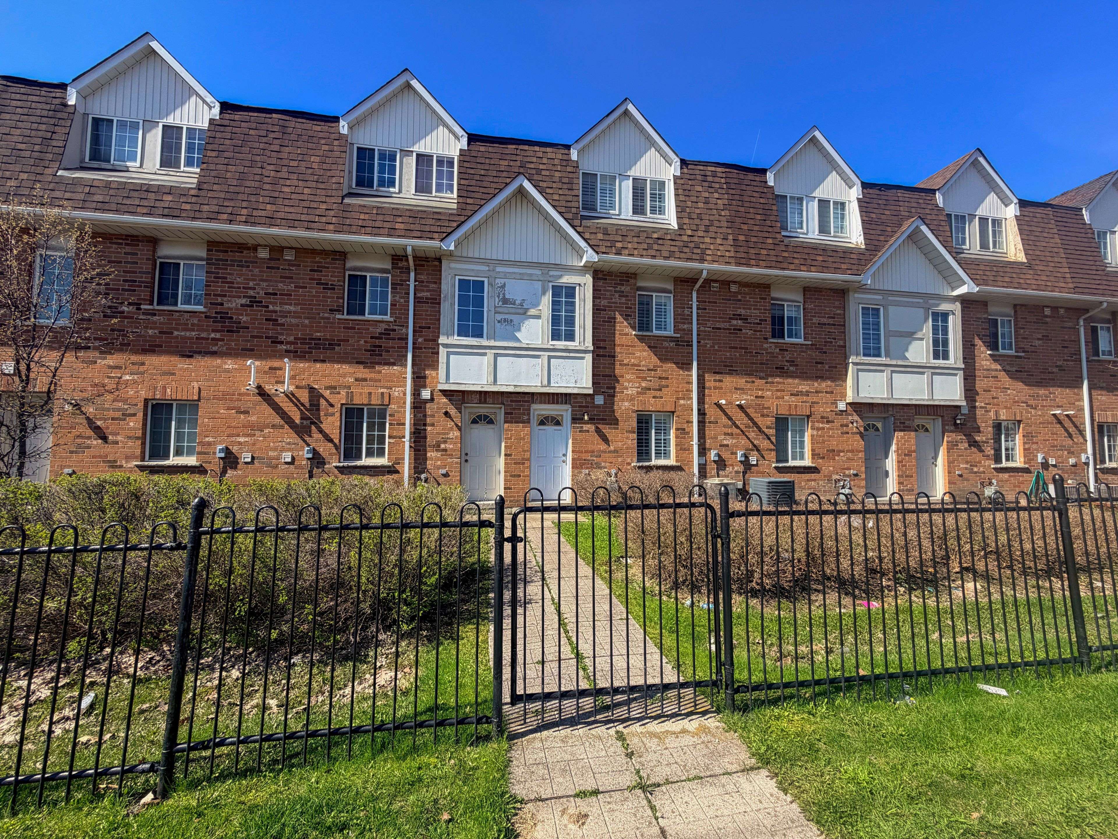 1525 South Parade CT #28, Mississauga, ON L5M 6E9