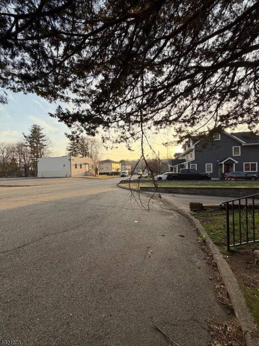 28 Carr St, Pompton Lakes Boro, NJ 07442