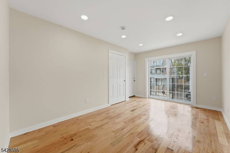 271 Schley St, Newark City, NJ 07112