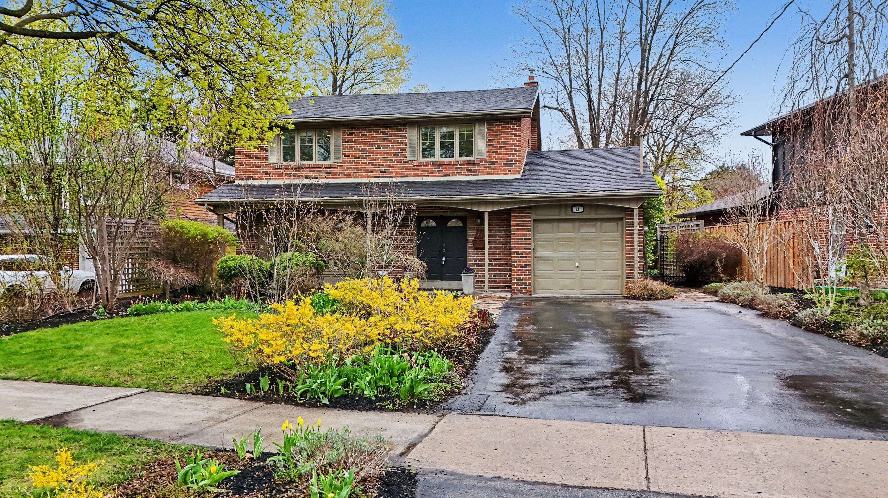 11 Dunlace DR, Toronto C12, ON M2L 2R8