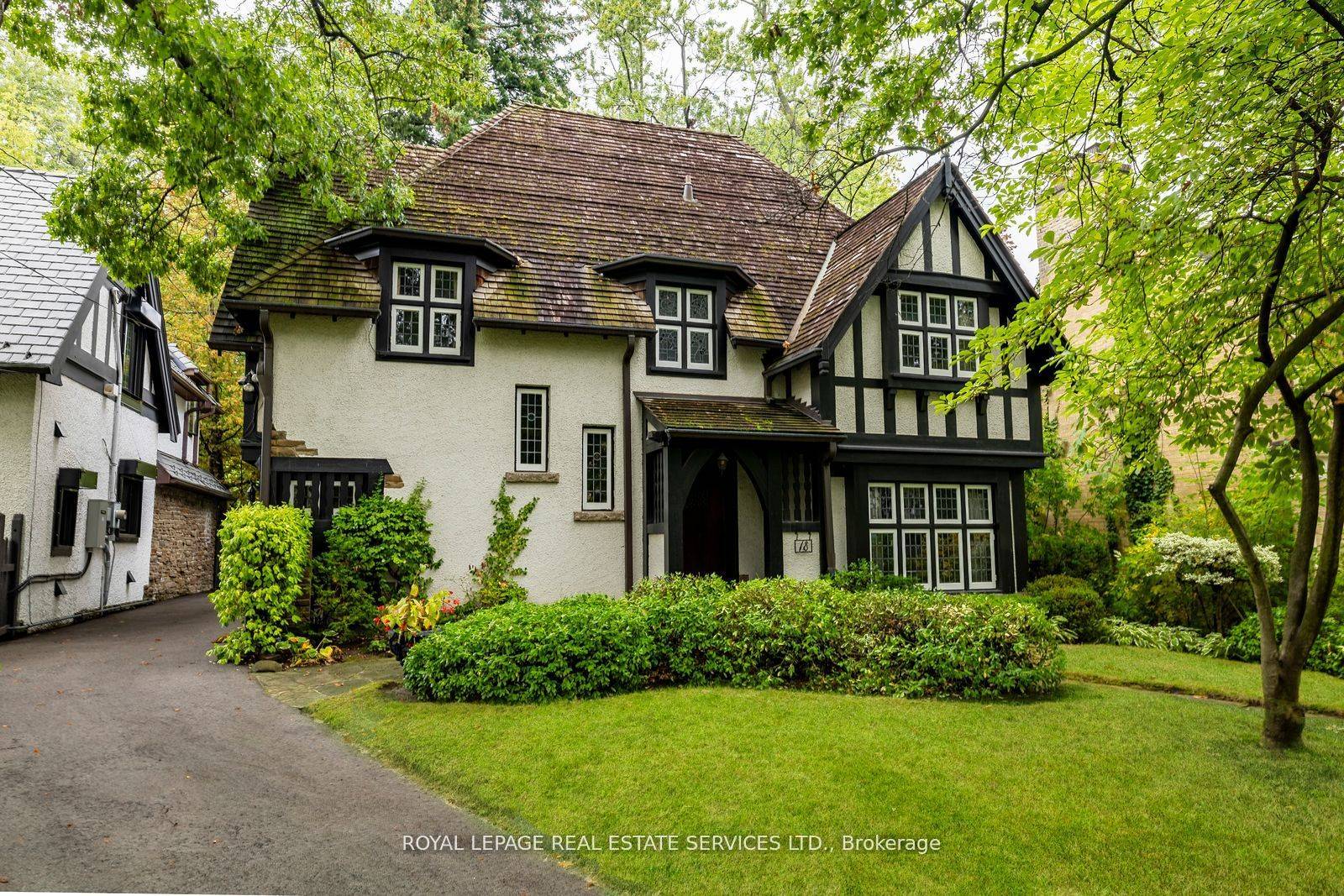 18 Queen Marys DR, Toronto W08, ON M8X 1S2