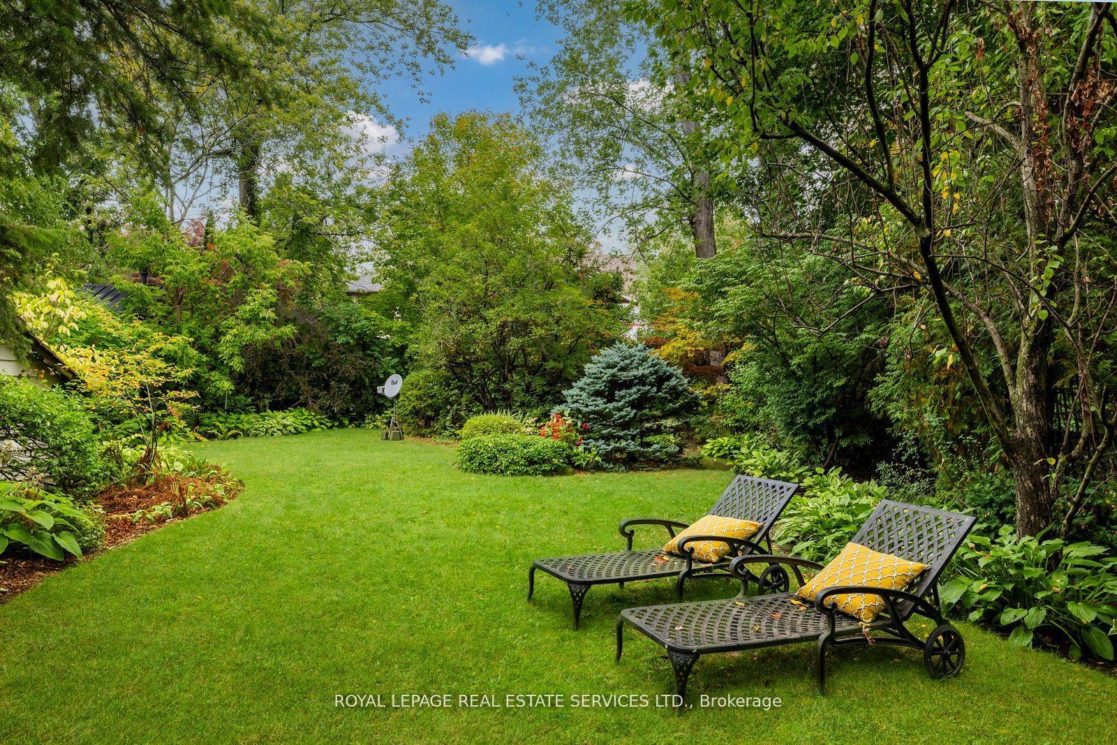 18 Queen Marys DR, Toronto W08, ON M8X 1S2