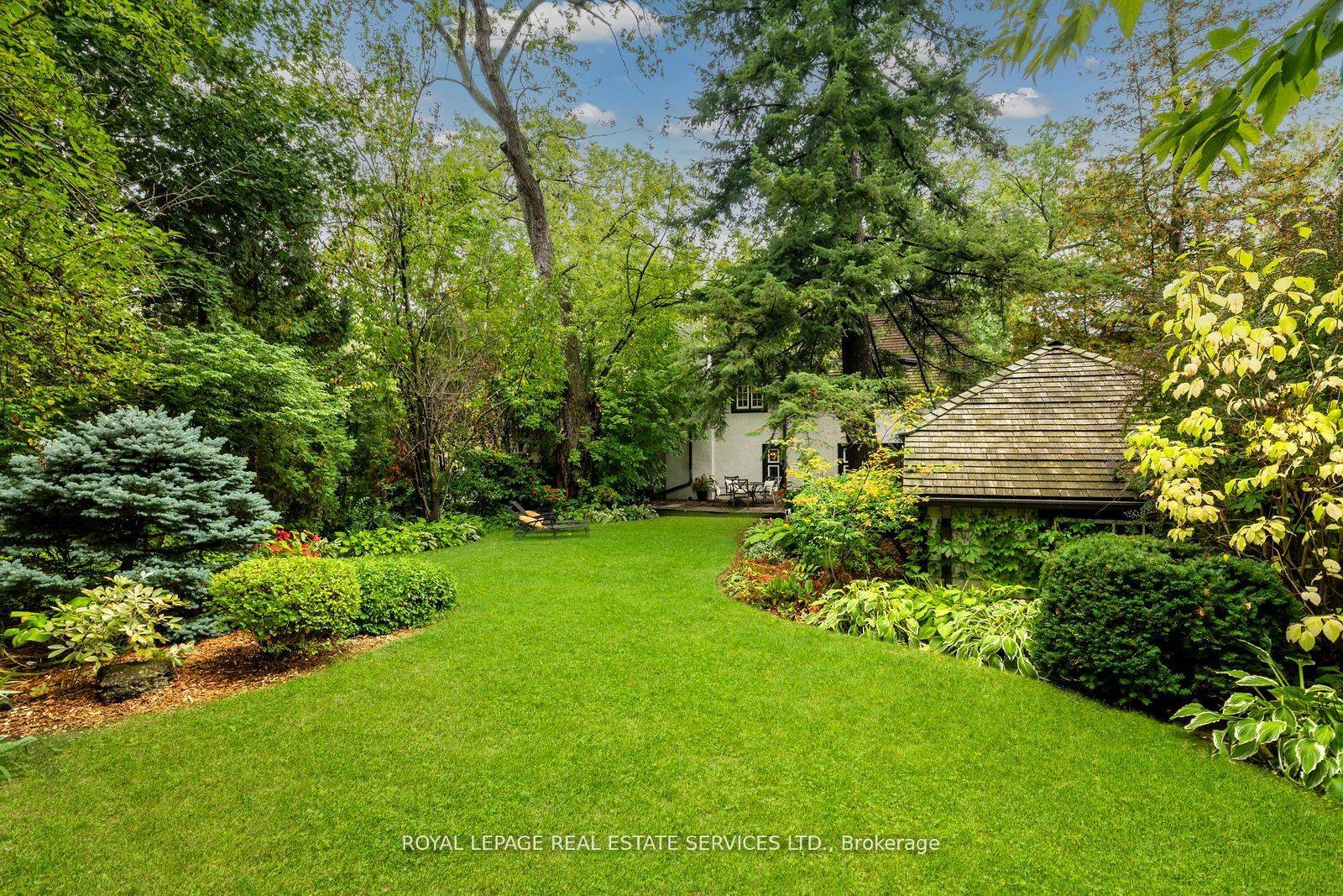 18 Queen Marys DR, Toronto W08, ON M8X 1S2