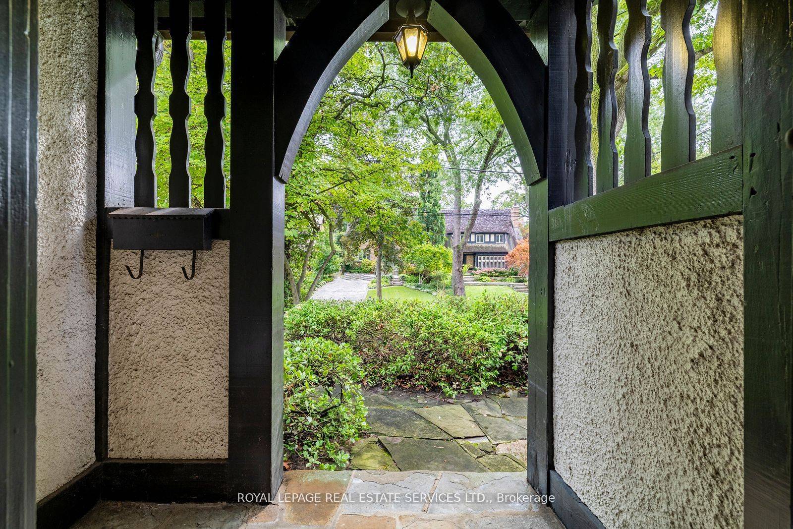 18 Queen Marys DR, Toronto W08, ON M8X 1S2
