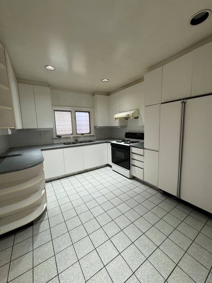 39 Rosethorn AVE #Main, Toronto W03, ON M6N 3K7