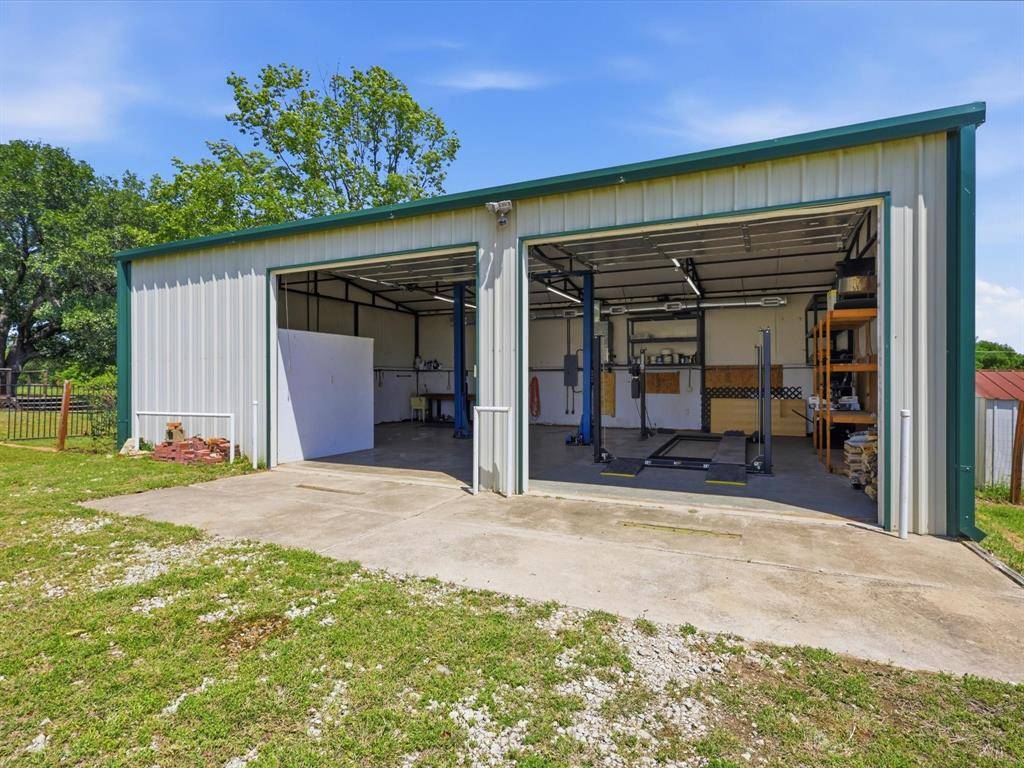 3028 English Creek Drive, Azle, TX 76020