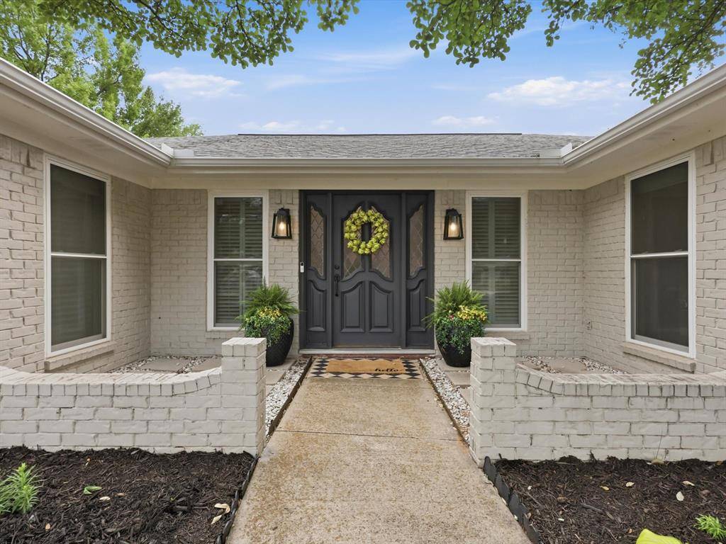 205 Circleview Drive N, Hurst, TX 76054