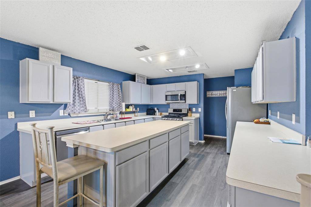 217 Sunset Oaks Drive, Fort Worth, TX 76112