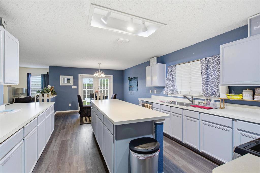 217 Sunset Oaks Drive, Fort Worth, TX 76112