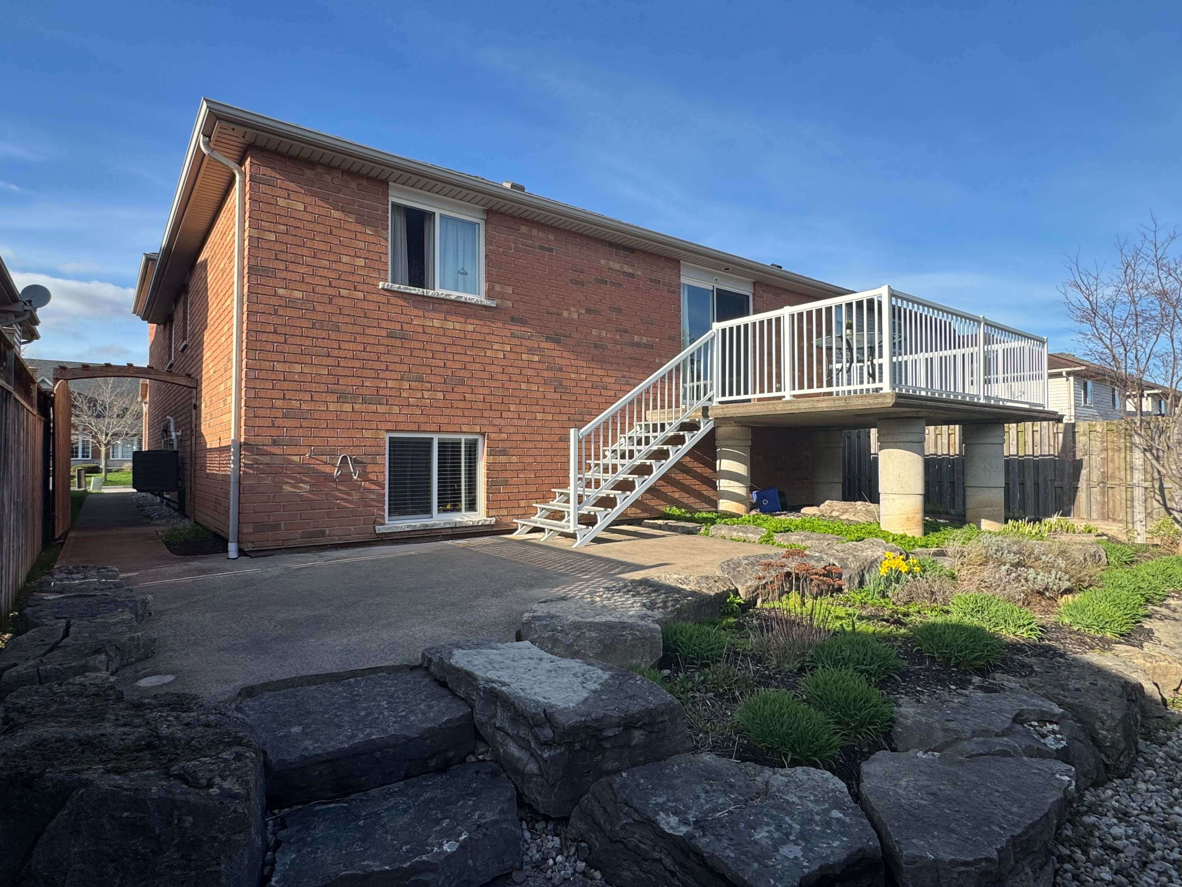 412 Autumn CRES, Welland, ON L3C 7J9