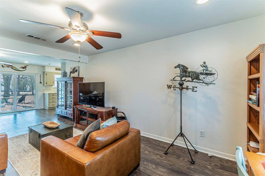 708 N Stewart Street, Azle, TX 76020