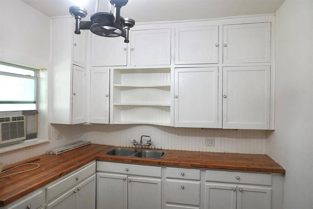 404 W Elm Street, Alvord, TX 76225