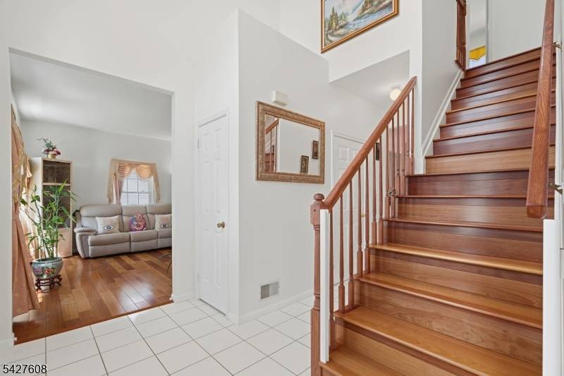 14 Zeller Dr, Franklin Twp., NJ 08873