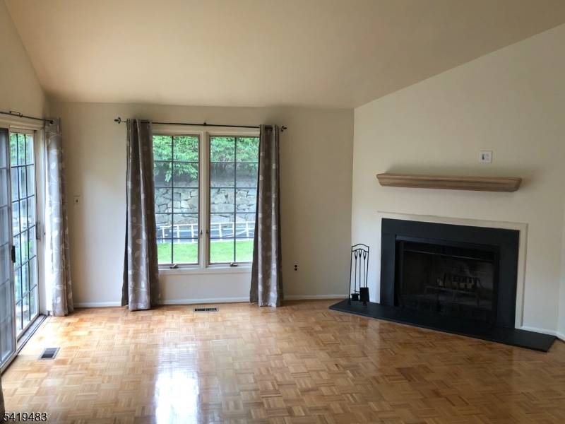 48 Stonegate Dr, Roseland Boro, NJ 07068