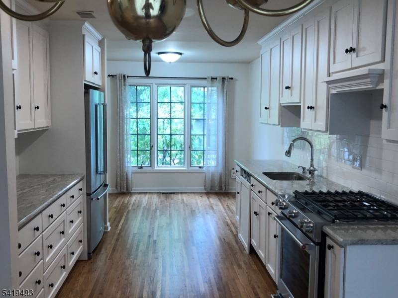 48 Stonegate Dr, Roseland Boro, NJ 07068