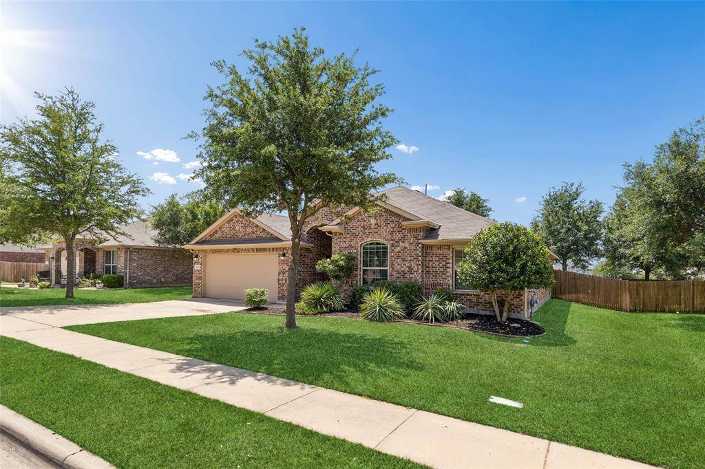 1412 Meadowlakes Drive, Azle, TX 76020