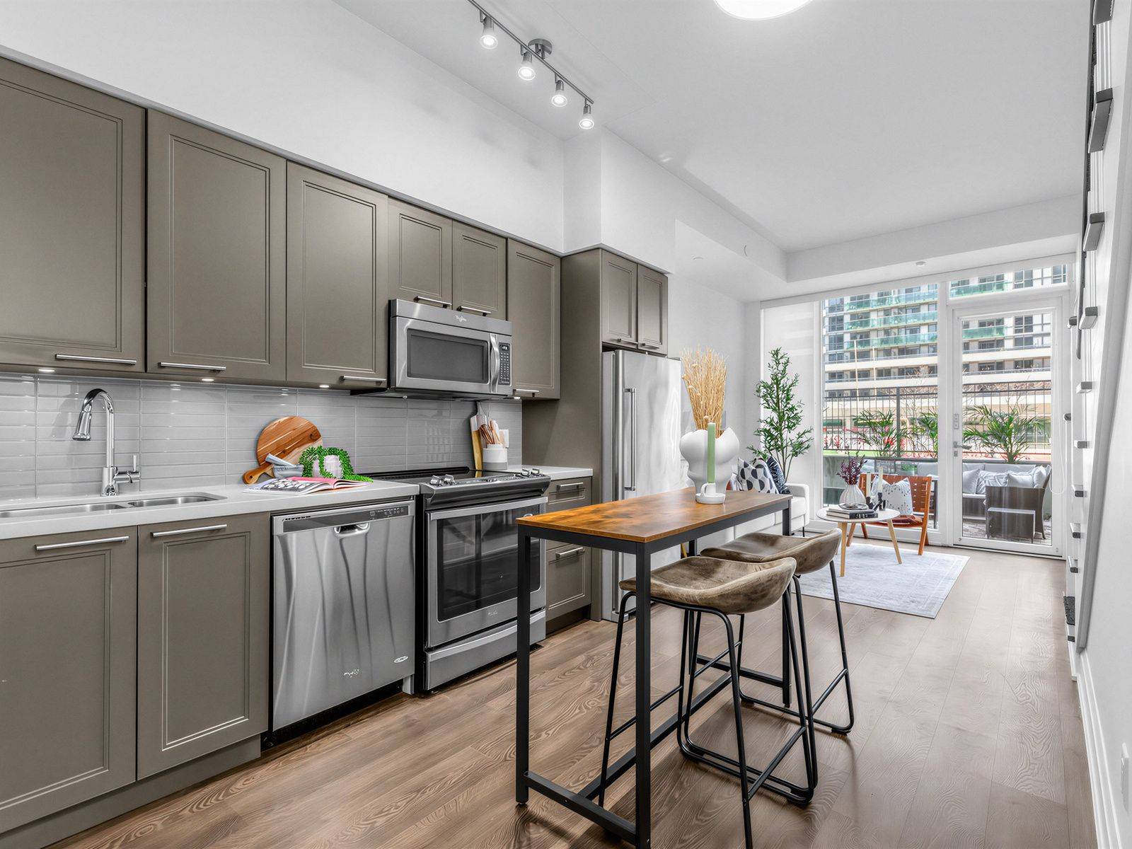 30 Roehampton AVE #TH 13, Toronto C10, ON M4P 1R2