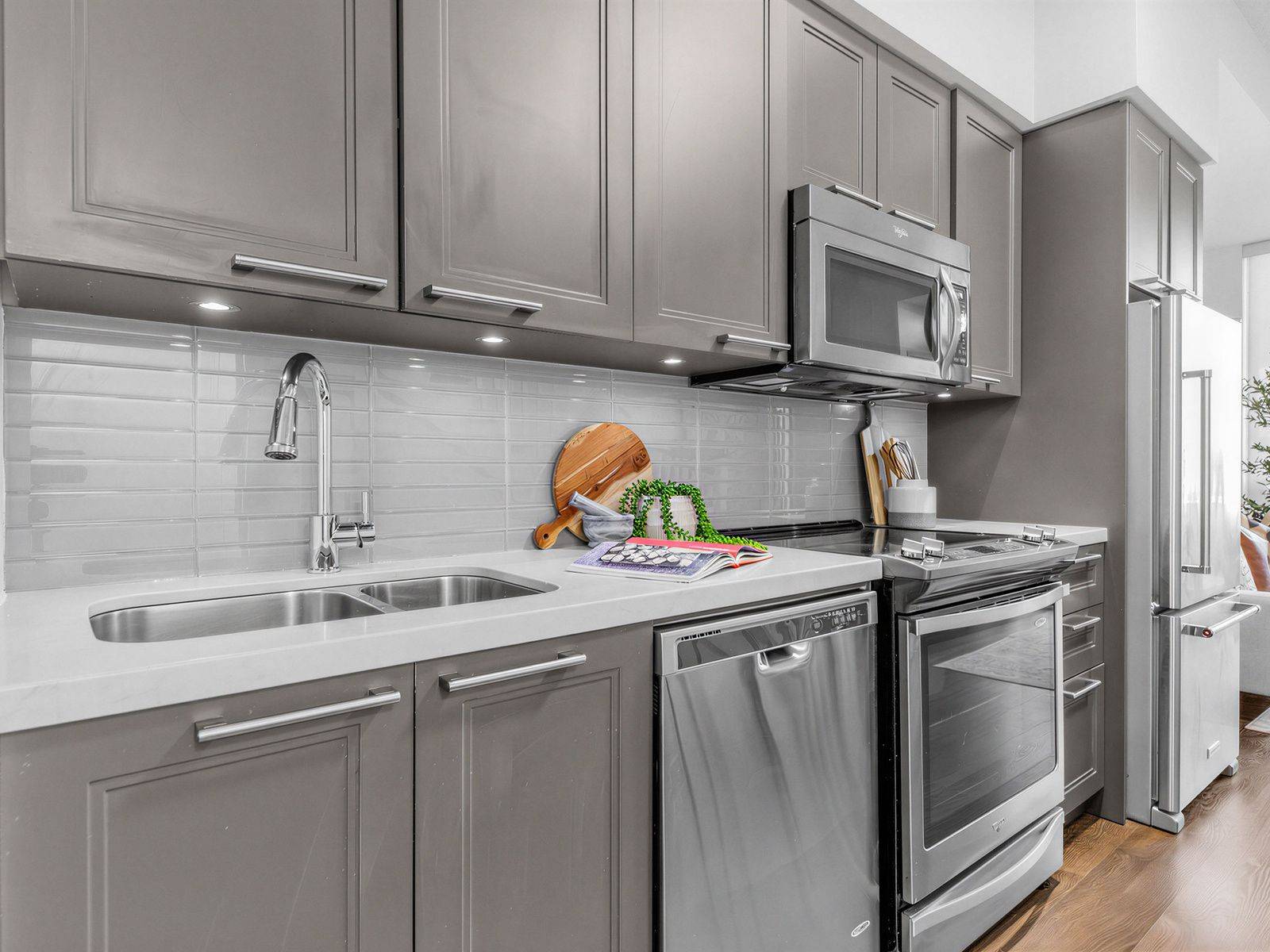 30 Roehampton AVE #TH 13, Toronto C10, ON M4P 1R2