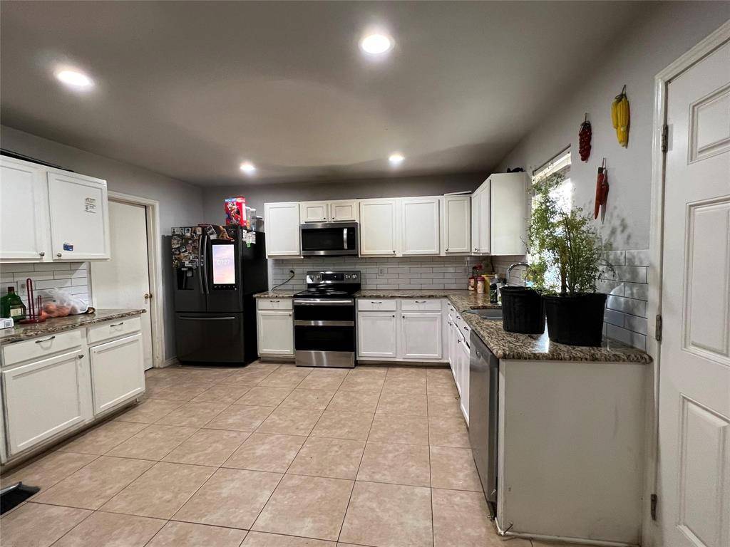 2216 Chestnut Drive, Little Elm, TX 75068