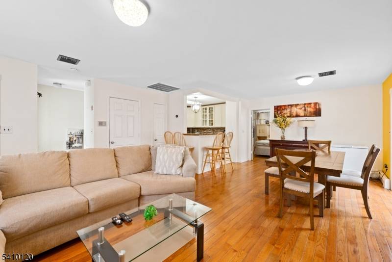 13 James St, Dover Town, NJ 07801
