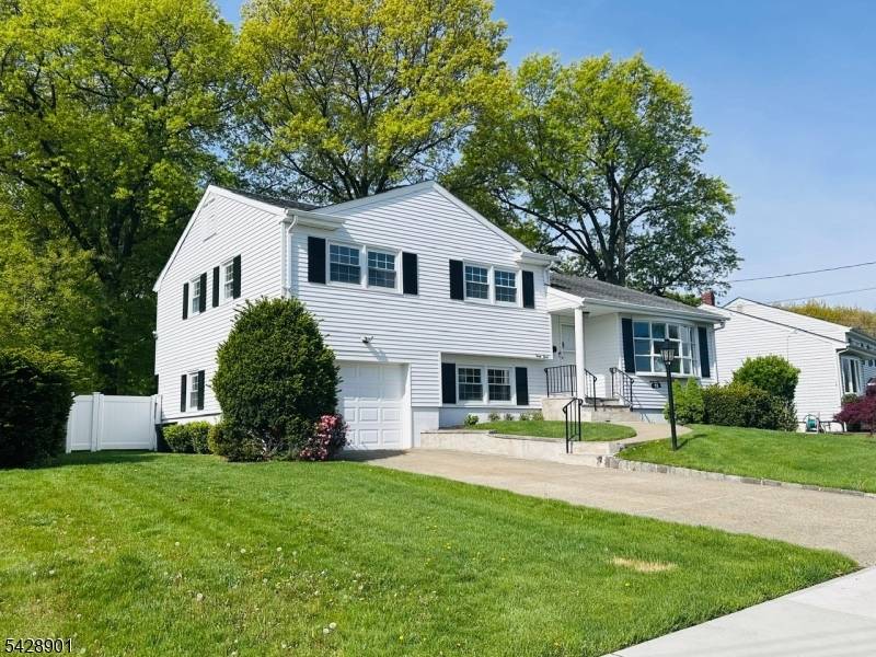 43 Bender Dr, Clifton City, NJ 07013