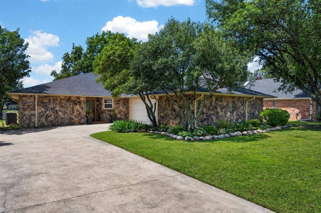 310 Navajo Trail, Gainesville, TX 76240