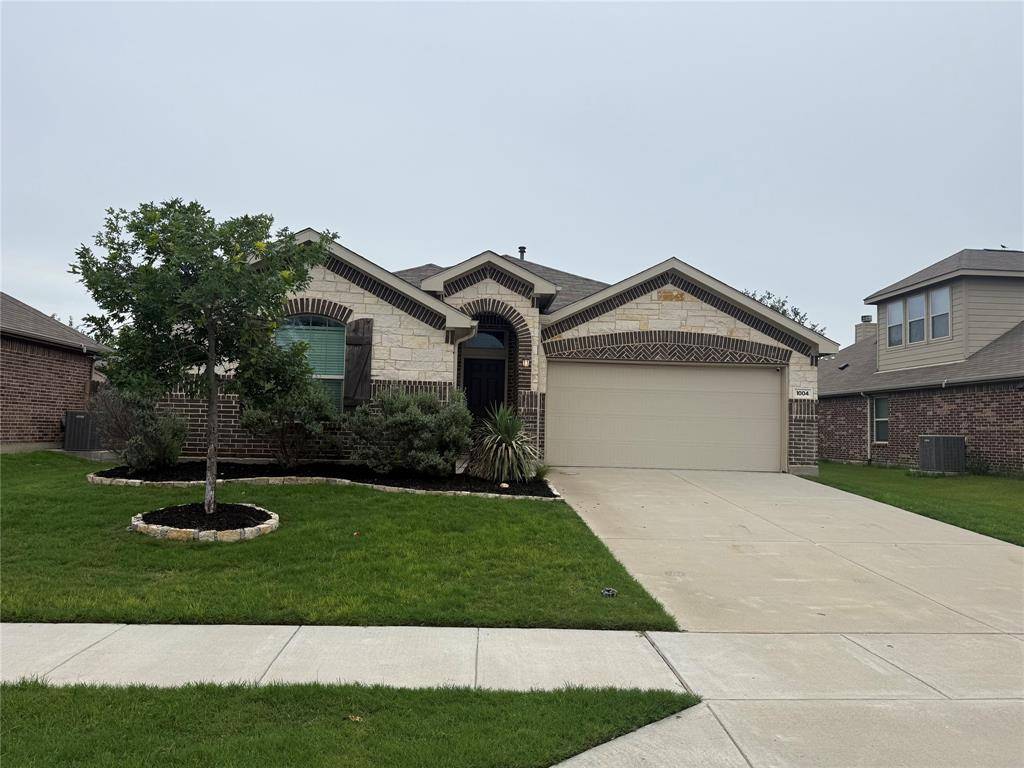 1004 Rising Moon Drive, Fort Worth, TX 76052