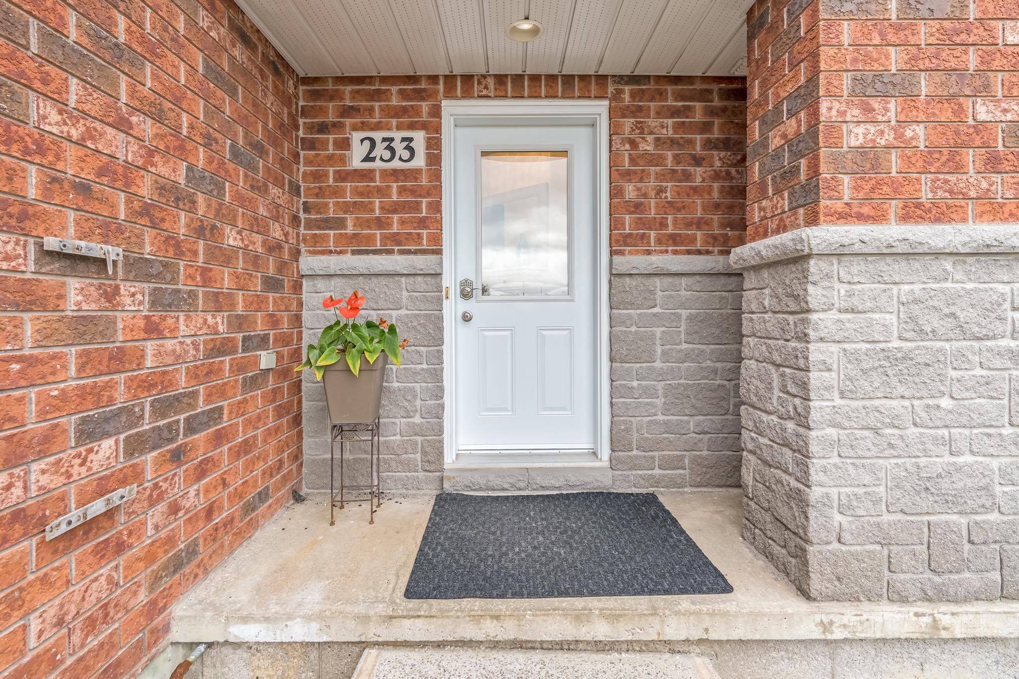 233 Stanley ST, Barrie, ON L4M 6X9