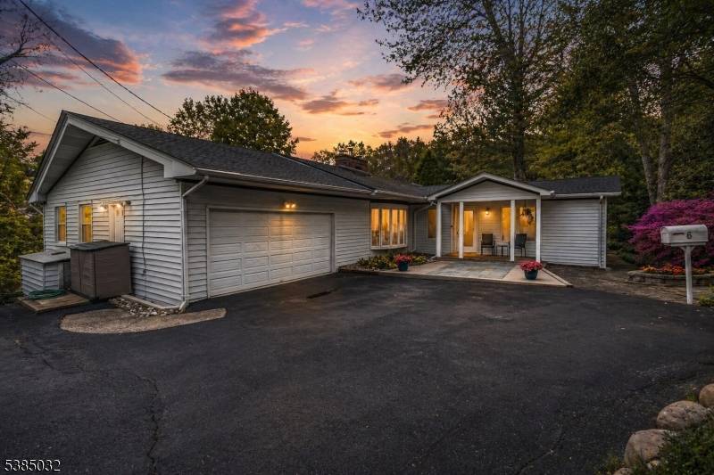 6 Seabert Ln, Kinnelon Boro, NJ 07405