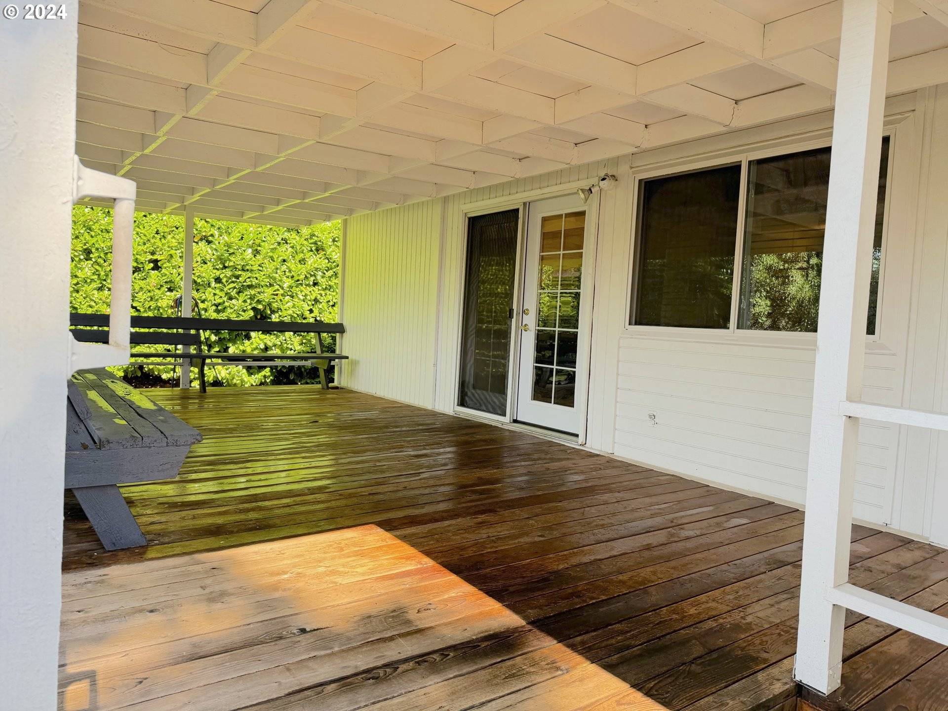 870 N LAURELHURST DR, Eugene, OR 97402