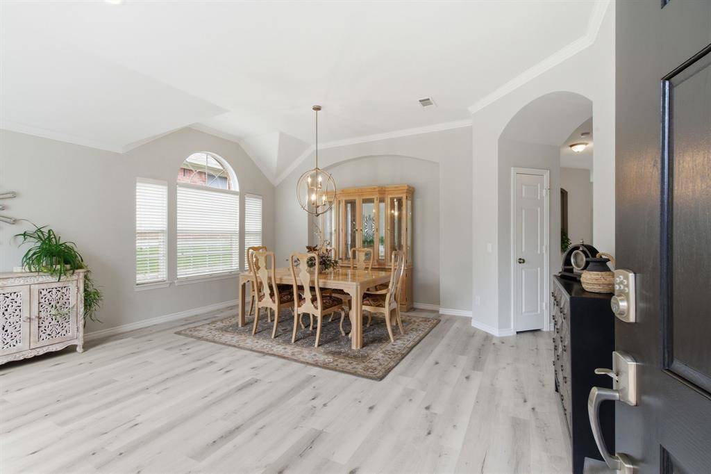 437 Crestview Point Drive, Lewisville, TX 75067